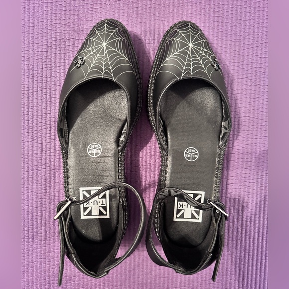 Black Pointed Spiderweb Glow Sandal - Picture 3 of 6